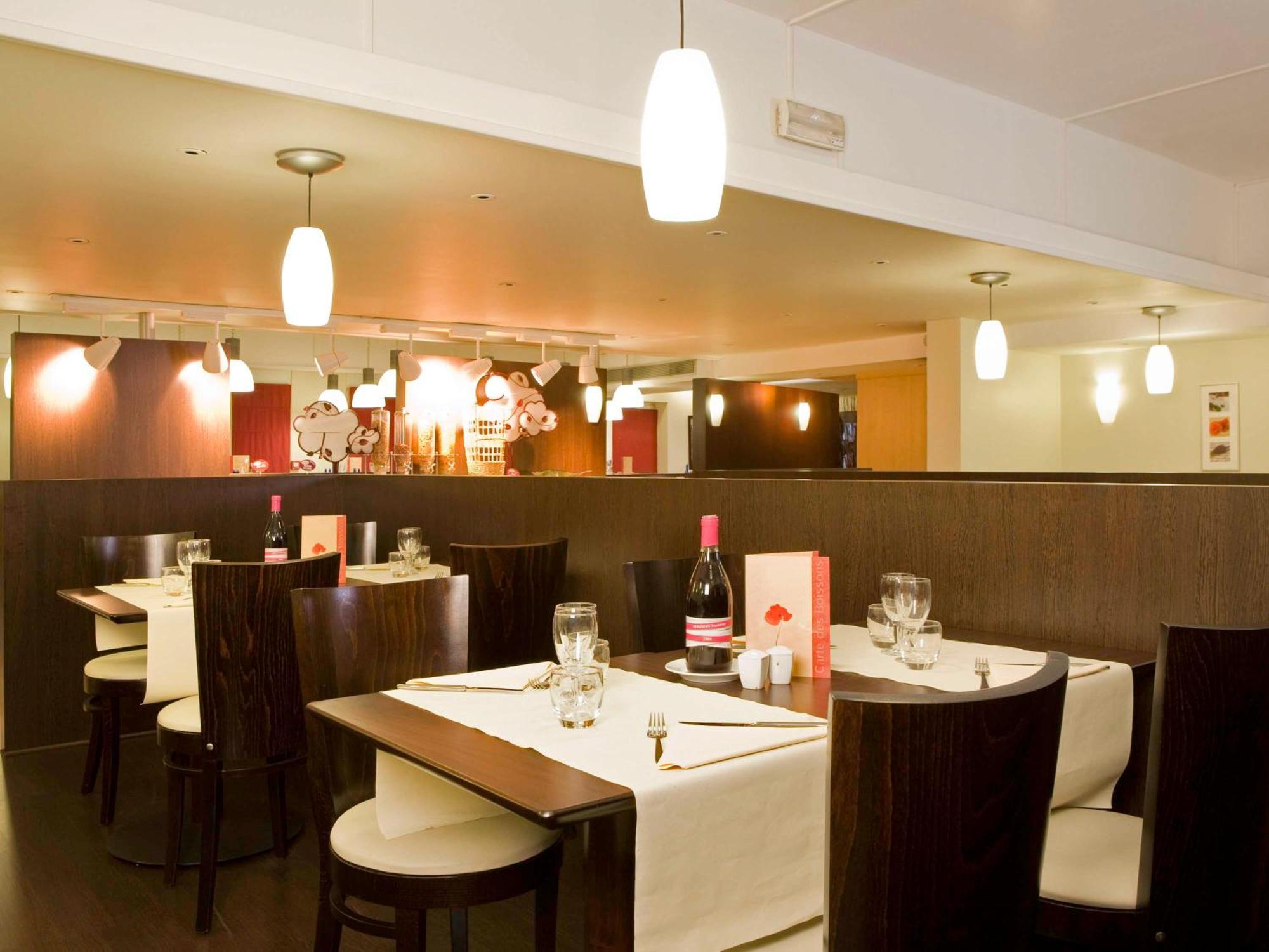 Hotel Ibis Paris Le Bourget La Courneuve Exterior foto