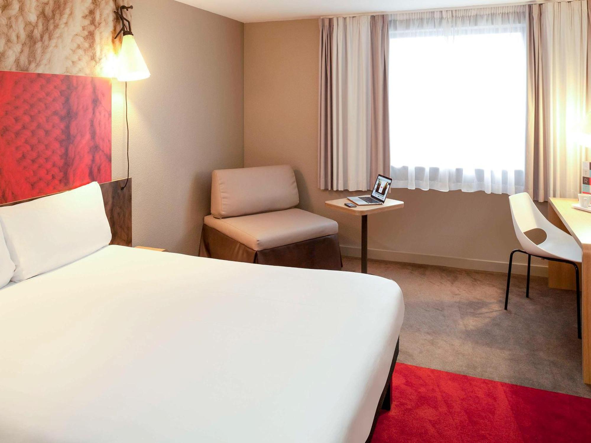 Hotel Ibis Paris Le Bourget La Courneuve Exterior foto